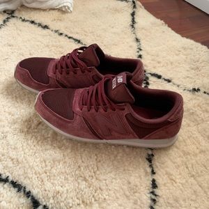 New Balance 420 Sneakers, Like New (M8, W10)